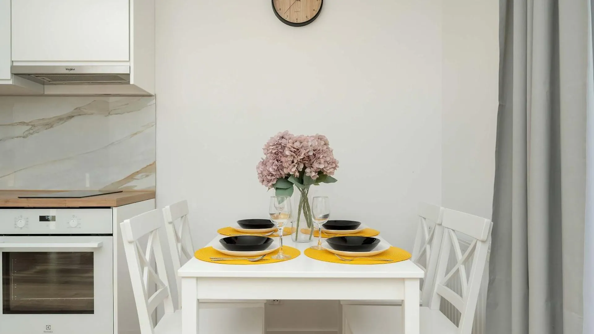 Reja Sunny Apartment With Parking Wroclaw By Noclegi Renters