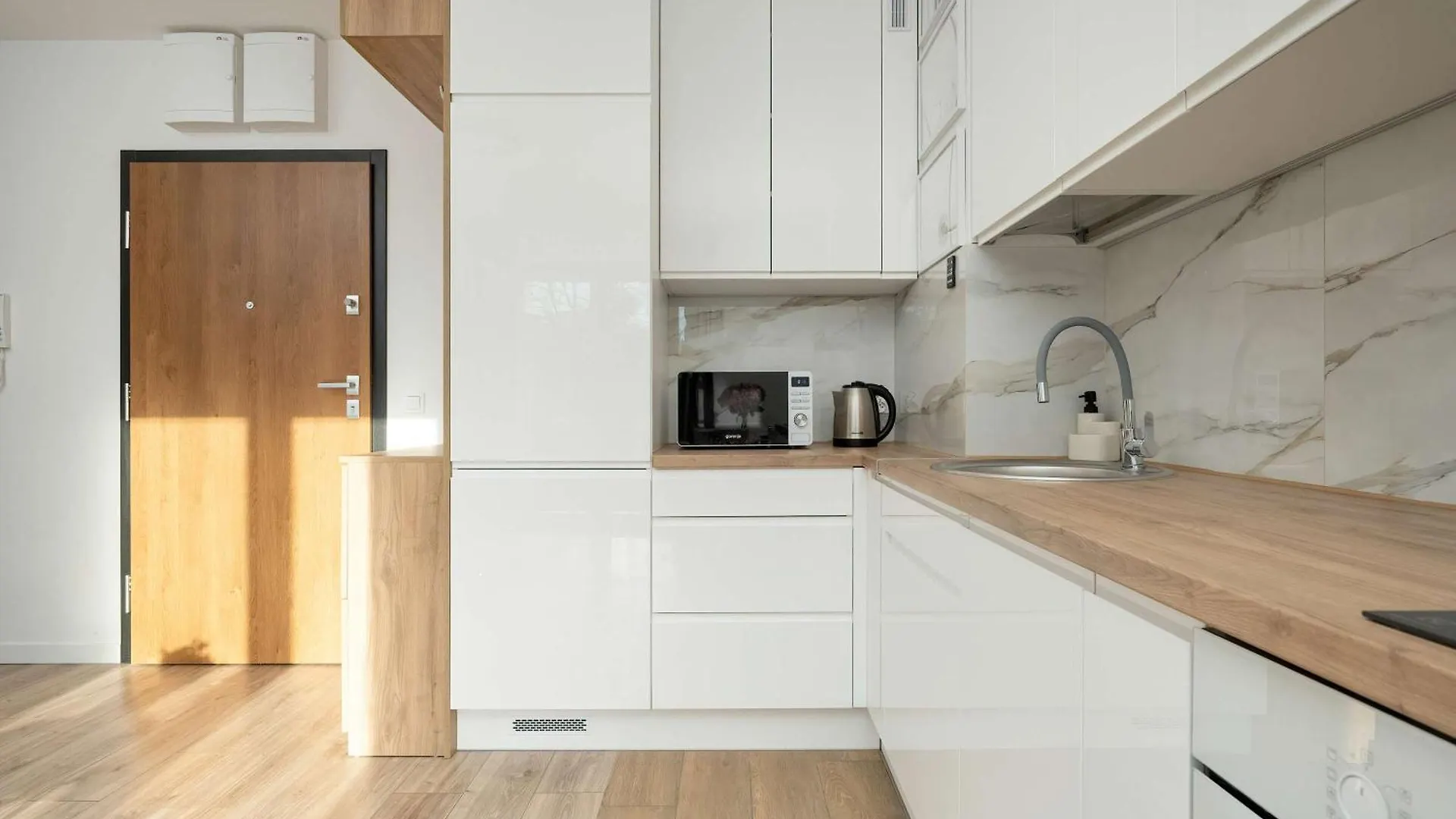 Reja Sunny Apartment With Parking Wroclaw By Noclegi Renters