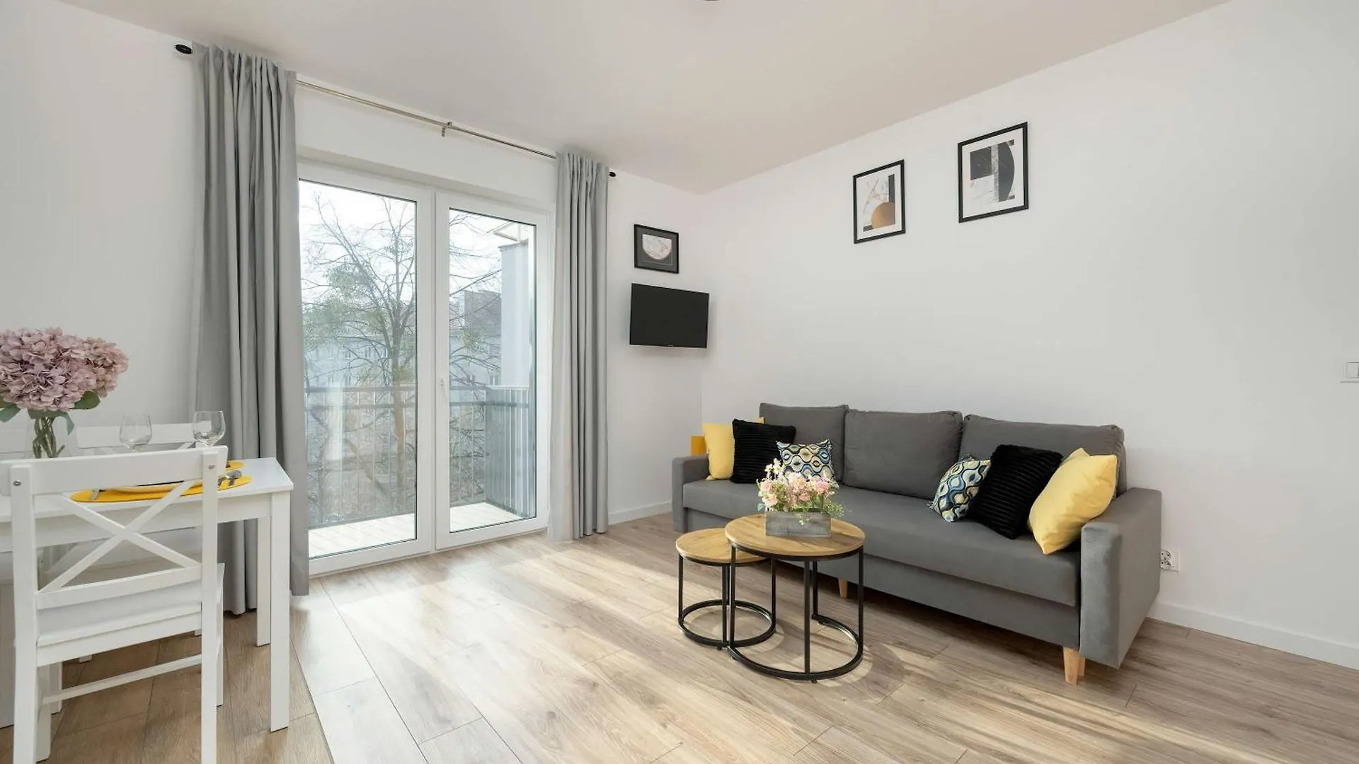 Reja Sunny Apartment With Parking Wroclaw By Noclegi Renters